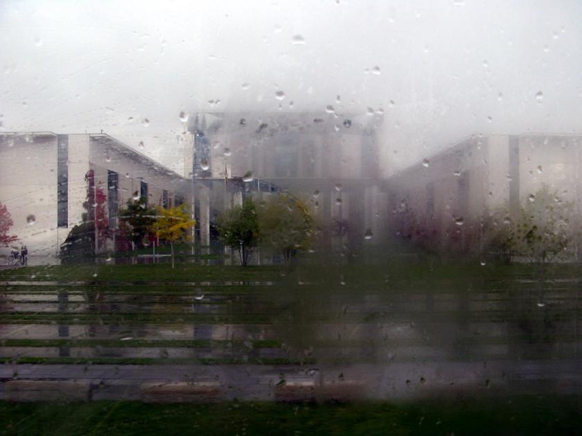 Ein Gebäude im Regen, vom Innern eines Auto aus fotografiert