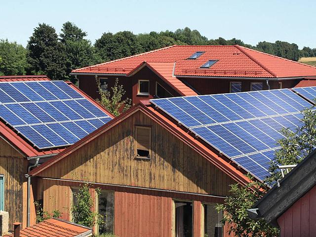 Photovoltaik-Anlage auf einer Waldorfschule. (Bild:  © NATURSTROM AG)