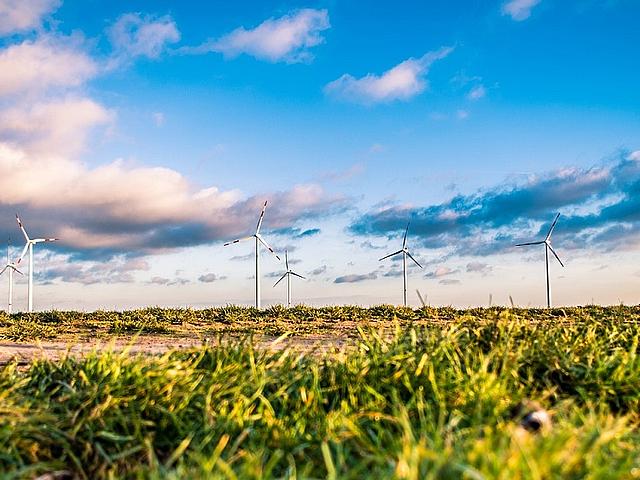 In den letzten Tagen sorgte stürmisches Wetter in Europa für einen hohen Windenergieanteil an der Stromproduktion. (Foto: <a href="https://pixabay.com/de/windpark-energie-gr%C3%BCn-nachhaltige-1209335/" target="_blank">Unsplash / Pixabay</a>, CC0 Public