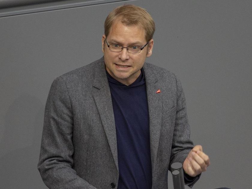 Lorenz Gösta Beutin im Bundestag bei einer Rede