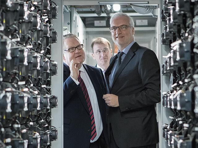 Der Vorsitzende der Geschäftsleitung der Steag, Joachim Rumstadt, zeigt NRW-Wirtschaftsminister Garret Duin (SPD) das innere eines Batterie-Containers. (Foto: Steag)