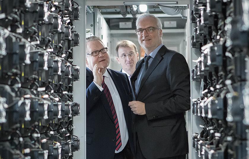 Der Vorsitzende der Geschäftsleitung der Steag, Joachim Rumstadt, zeigt NRW-Wirtschaftsminister Garret Duin (SPD) das innere eines Batterie-Containers. (Foto: Steag)