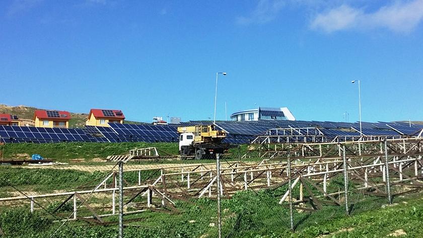 Solarpark am Demonstrationszentrum in Gobustan (oben re.), links oben Häuser/Pilothaushalte mit Dach-PV (Foto: Neidlein)