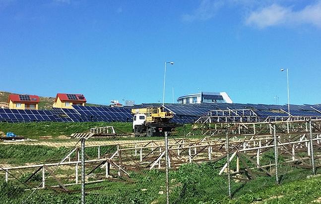 Solarpark am Demonstrationszentrum in Gobustan (oben re.), links oben Häuser/Pilothaushalte mit Dach-PV (Foto: Neidlein)