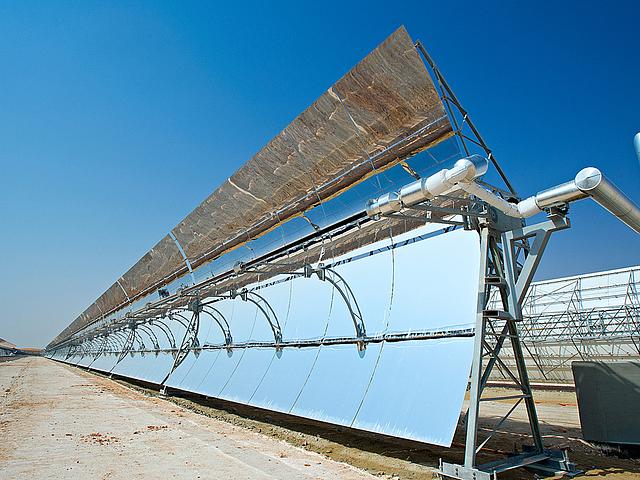 Parabolrinnenspiegel des arabischen Photovoltaikkraftwerks Shams 1 im Emirat Abu Dhabi. Die Anlage kann bis zu 100 Megawatt (MW) Leistung generieren. Die sonnenreichen Emirate auf der arabischen Halbinsel verfügen dafür über ideale Bedingungen. (Foto: 