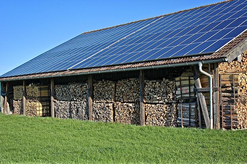 Offener Holzlager-Schuppen mit Photovoltaik-Dach