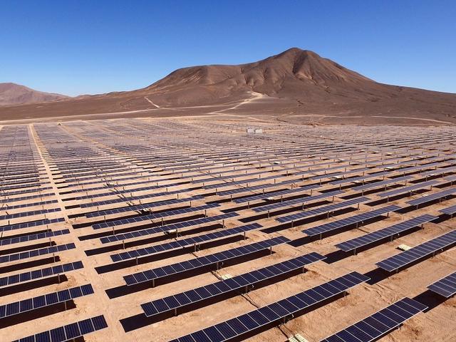 Großer Solarpark im Wüstengebiet