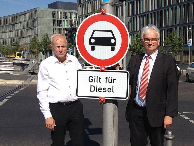 Der internationale Verkehrsexperte Axel Friedrich (links) und Bundesgeschäftsführer der DUH Jürgen Resch (rechts). Nordrhein-Westfalen will die generelle Rechtslage für ein Fahrverbot von Dieselwagen bei hoher Luftverschmutzung durch das Bundesverwalt