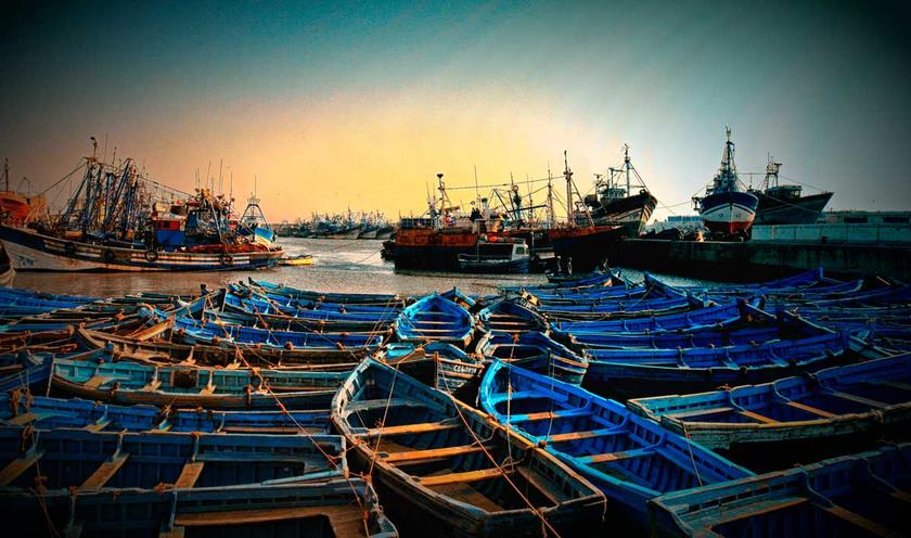 Fischerboote in einem kleinen marokkanischen Hafen