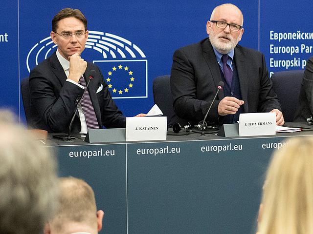 Die beiden EU-Kommissare und Vizepräsidenten der EU-Kommission Jyrki Katainen und Frans Timmermans stellten am Dienstag in Straßburg die neue EU-Plastikstrategie vor. (Foto: © European Union / Elyxandro Cegarra)