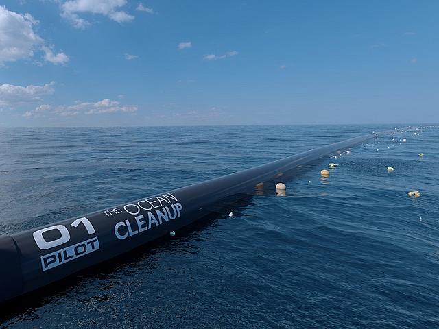 „The Ocean Cleanup“ möchte Anlagen mit kilometerlangen Fangarmen in den Weltmeeren installieren, an denen umhertreibende Kunststoffteile hängen bleiben sollen. (Foto: <a href="https://www.theoceancleanup.com/media-gallery/#&gid=1&pid=2" target="_bla