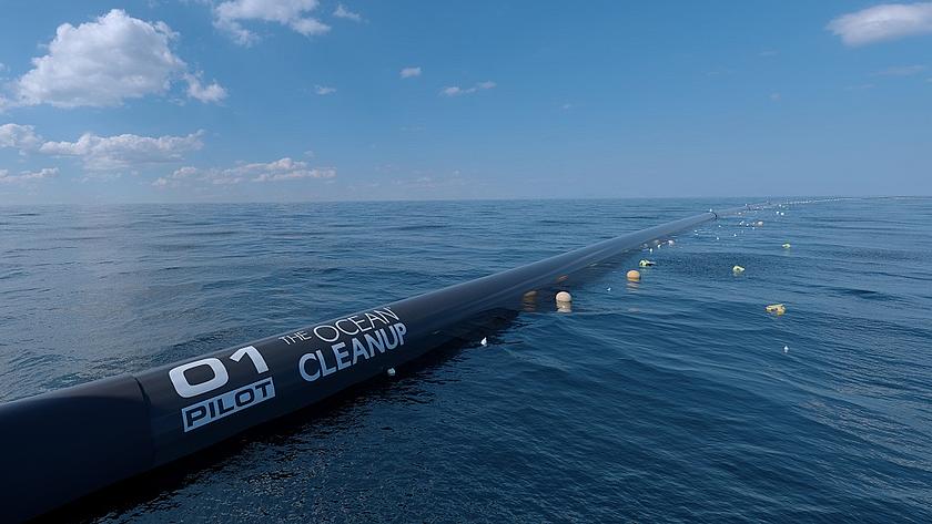 „The Ocean Cleanup“ möchte Anlagen mit kilometerlangen Fangarmen in den Weltmeeren installieren, an denen umhertreibende Kunststoffteile hängen bleiben sollen. (Foto: <a href="https://www.theoceancleanup.com/media-gallery/#&gid=1&pid=2" target="_bla