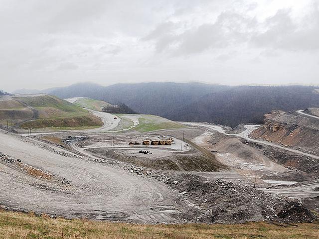 Trist ist die Umgebung rund um die Kayford Mine in der Nähe von Charleston, West Virginia. Wie die Landschaft vor der Kohleförderung aussah, kann nur erahnt werden. (Foto: © Kate Wellington, https://www.flickr.com/photos/sharedferret/4474118178, CC BY 