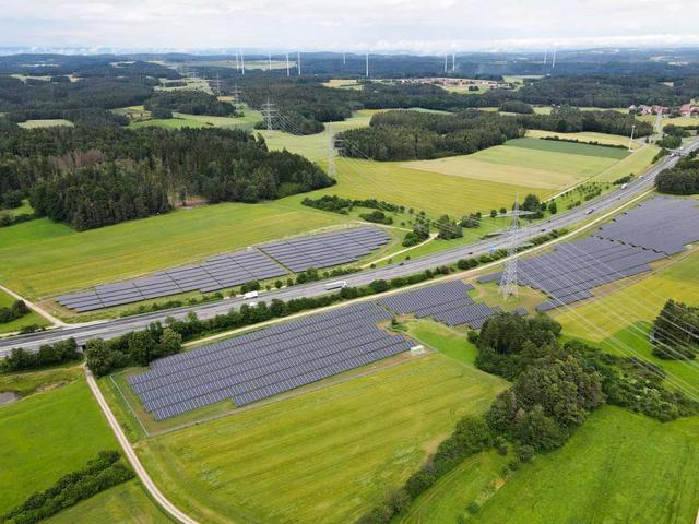Luftaufnahme Solarpark an Autobahn