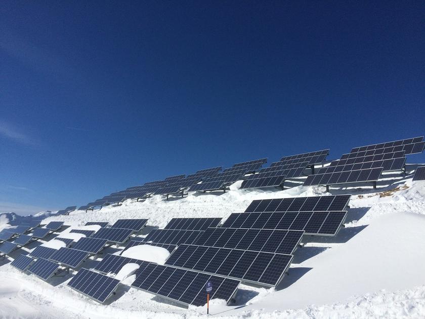 Solaranlage im Gebirge mit Schnee