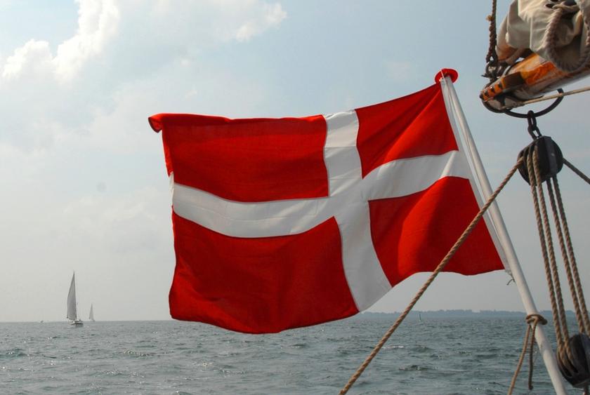 dänische Flagge an einem Schiffsmast