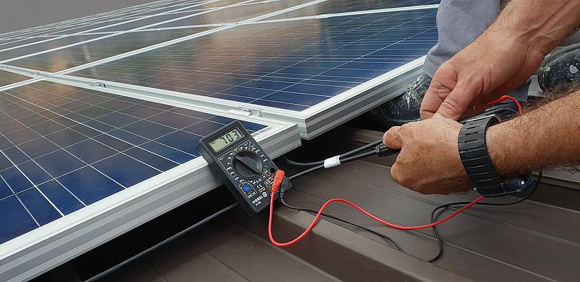Installation von Solarmodulen auf einem Hausdach