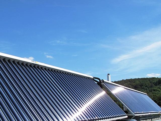 Frankreich will größere Solarthermie-Anlagen installieren. Foto: © Florian Methe / Pixelio)