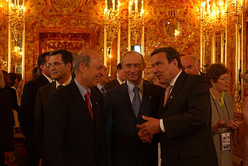 Gerhard Schröder gemeinsam mit Vladimir Putin in St. Petersburg