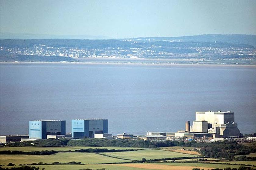 Links sind die beiden Reaktoren von Hinkley Point A zu sehen, rechts Hinkley Point B. Der neue Reaktor C sollte ursprünglich 2017 ans Netz gehen, nun wird auch der Termin 2023 nicht zu halten sein. Wann der neue Kernreaktor Strom liefern kann, ist unklar
