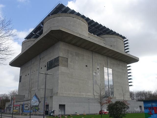 Der ehemalige Flakbunker in Hamburg Wilhelmsburg wurde im Rahmen der IBA Hamburg saniert und zu einem regenerativen Kraftwerk mit Großwärmespeicher ausgebaut