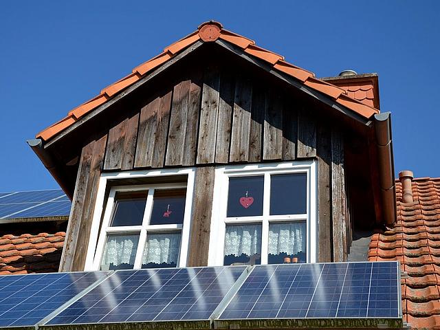 Hausdach mit Gaube und Photovoltaik