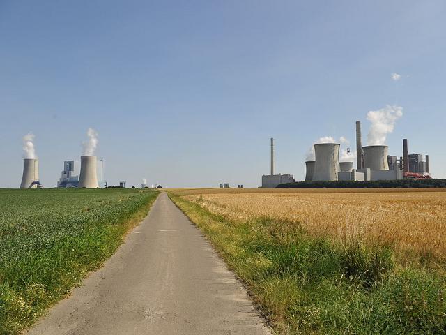 Weg, Felder, zwei Kraftwerksblöcke eines Braunkohlekraftwerkes
