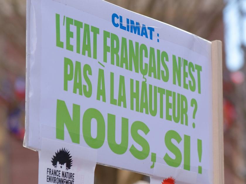 Plakat mit der Aufschrift: „Climat: L‘État français n’est pas à la hauteur. Nous, si!“ von der Umweltschutzorganisation France Nature Environment
