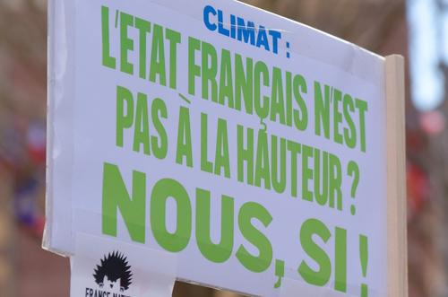 Plakat mit der Aufschrift: „Climat: L‘État français n’est pas à la hauteur. Nous, si!“ von der Umweltschutzorganisation France Nature Environment