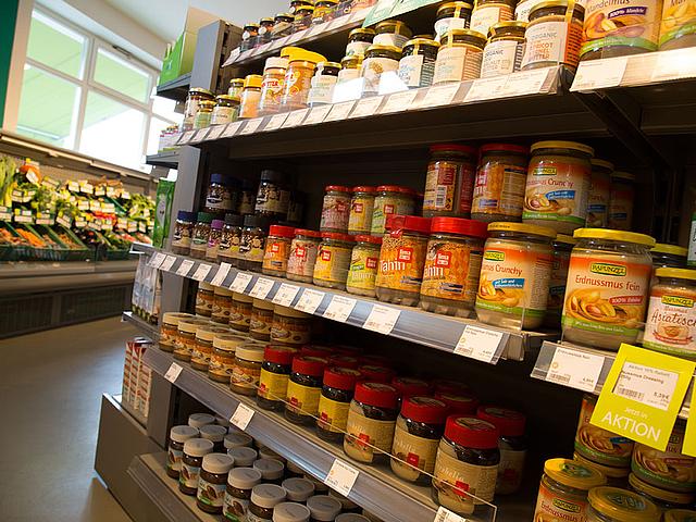 Vegane Supermärkte finden sich immer mehr in Deutschland. Veganz bietet seinen Kunden in Berlin ein breites Sortiment an ausschließlich veganen Lebensmitteln. (Foto: © Tony Webster, https://commons.wikimedia.org/wiki/File:Veganz_Berlin_Vegan_Products_G