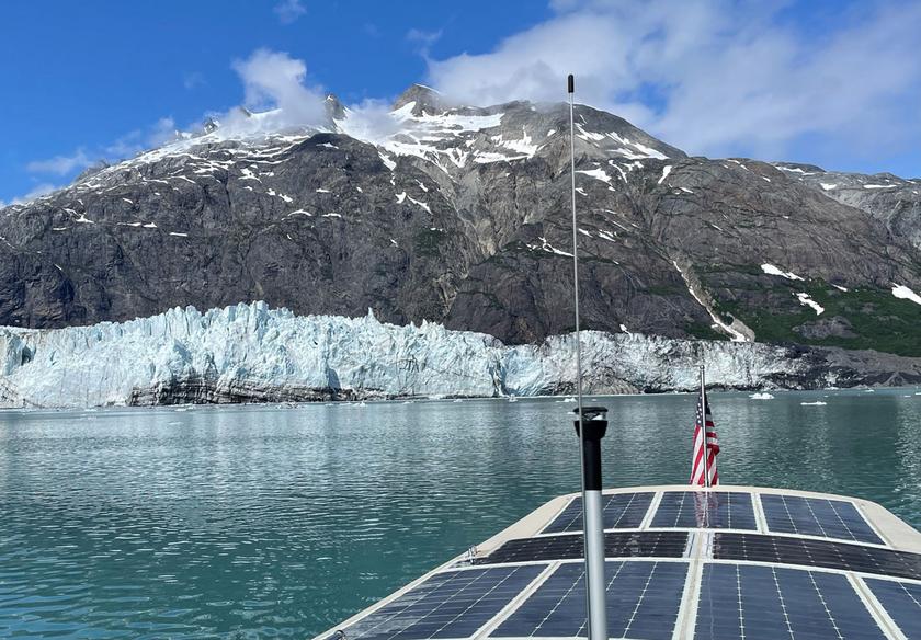 Solarmodule auf dem Bootsdach, im Hintergrund Gletscher