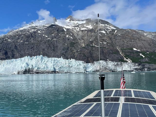 Solarmodule auf dem Bootsdach, im Hintergrund Gletscher