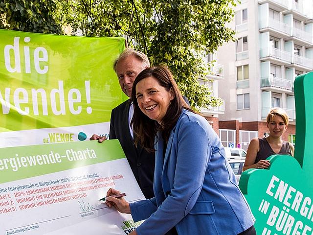 Grüne Spitzenpolitiker unterschreiben 2014 „die Energiewende-Charta“ bei der Aktion „Energiewende in Bürgerhand“. (Foto: © BBEn)