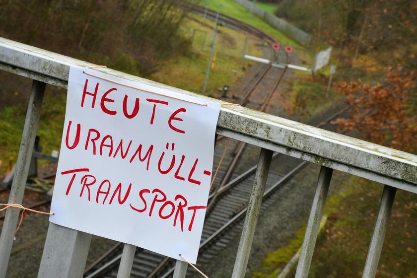 Schild an Brücke mit Aufschrift: "Heute Uranmülltransport"