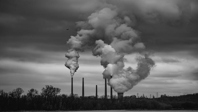 Schwarzweiß-Bild einer Industrieanlage mit vielen Emissionen