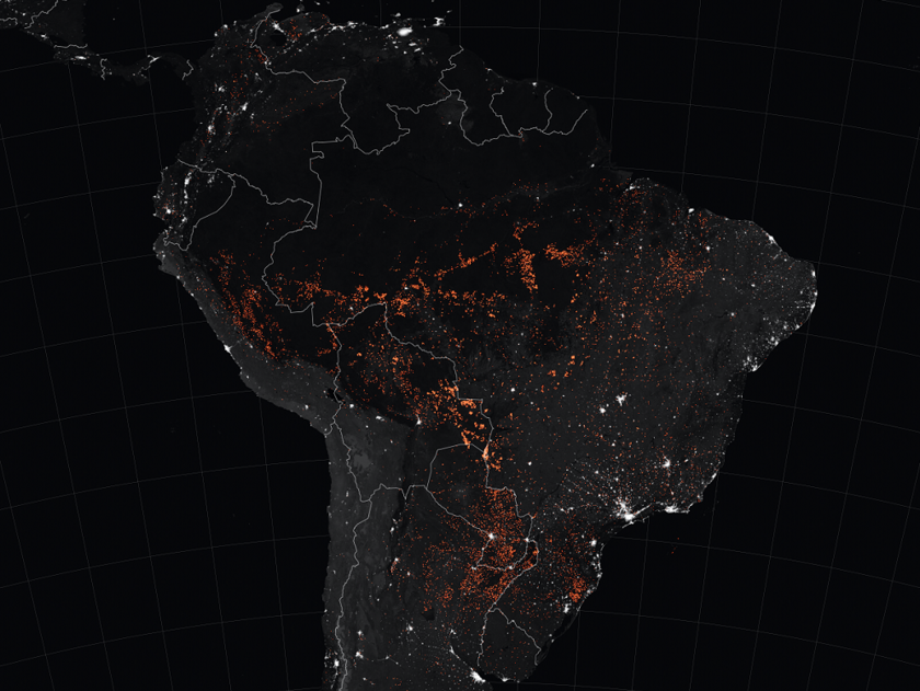 Nächtliches Satellitenbild vom Norden Südamerikas. Zu sehen sind viele Brandherde.
