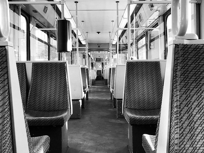 Schwarz-Weiß Bild einer leeren Straßenbahn.