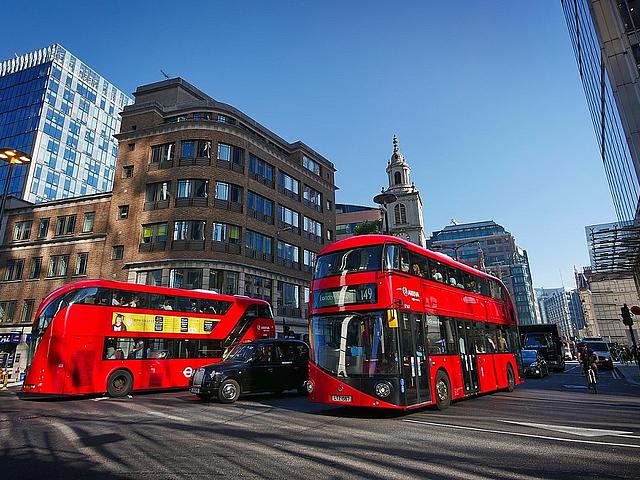 Seit Montag fahren einige der knallroten Londoner Busse mit einem Dieselgemisch, das zu 20 Prozent aus Biokomponenten besteht. Einen großen Anteil macht daran ein spezielles Kaffeeöl, das aus Kaffeesatz gewonnen wird. (Foto: <a href="https://pixabay.com/de/london-bus-rot-kreuzung-downtown-2928889/" target="_blank">fietzfotos / pixabay.com</a>, CC0 Creative Commons)