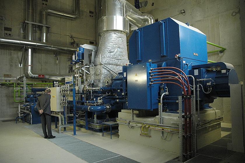 Die Dampfturbine des Biomasseheizkraftwerkes Mödling, das aufgrund seiner Primärenergieeinsparung bei der kombinierten Erzeugung von Strom und Wärme als hocheffiziente Kraft-Wärme-Koppelungsanlage anerkannt ist. (Foto: <a href="https://commons.wikimedia.org/wiki/File:Dampfturbine_5_MW_mit_ELIN_Generator.jpg" target="_blank">Ulrichulrich / commons.wikimedia.org</a>, <a href="https://creativecommons.org/licenses/by-sa/3.0/deed.en" target="_blank">CC BY-SA 3.0</a>)