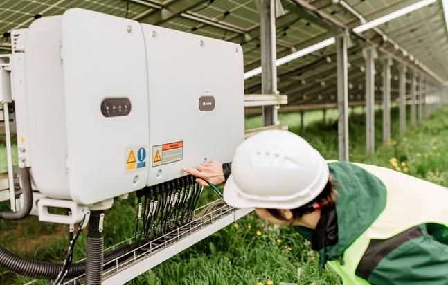 Wartungsingenieurin bei Sichtkontrolle Strangwechselrichter im Solarpark Eggolsheim