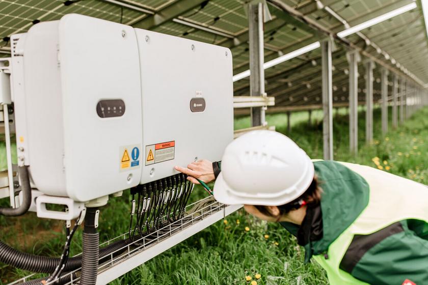 Wartungsingenieurin bei Sichtkontrolle Strangwechselrichter im Solarpark Eggolsheim