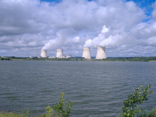 Atomkraftwerk Cattenom mit Kühlwasserstausee