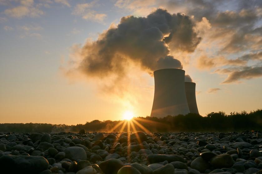 Atomkraftwerk mit Rauch aus Kühltürmen in Abendsonne
