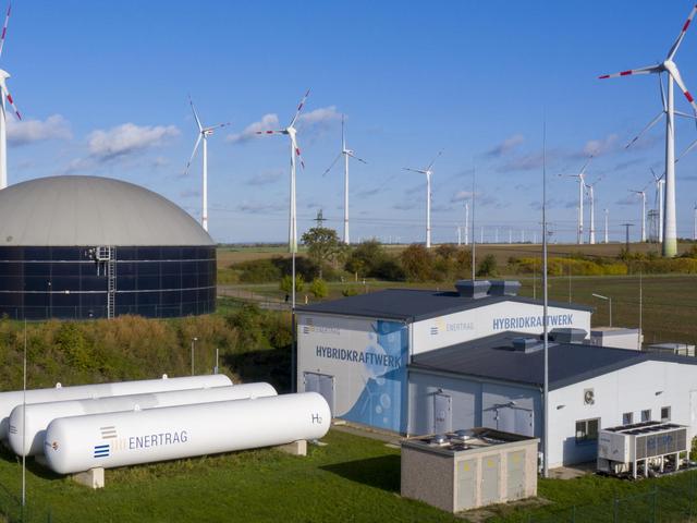 Windräder, Biogasanlage, Elektrolyseur mit Wasserstofftanks