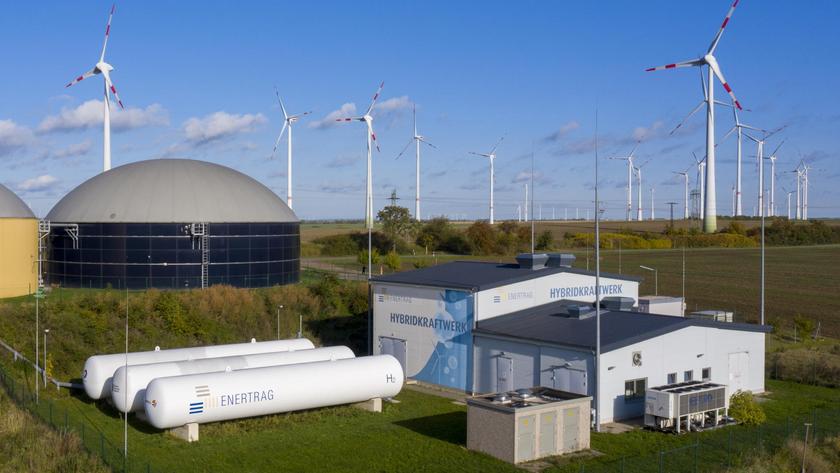 Windräder, Biogasanlage, Wasserstoff-Elektrolyseur