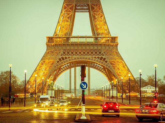 Autos vor dem Eiffelturm