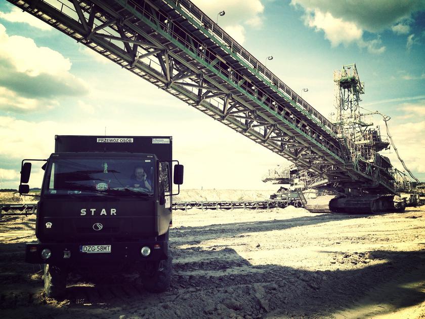 Kohlebagger und Fahrzeug im Tagebau Turów