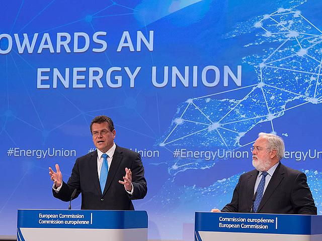 Auf einer gemeinsamen Pressekonferenz stellten Maroš Šefčovič, Vize-Präsident der EU-Kommission und zuständig für die Energieunion und Energie- und Klimakommissar Miguel Arias Cañete das Energie-Sommerpaket vor. (Foto: © European Union, 2015)