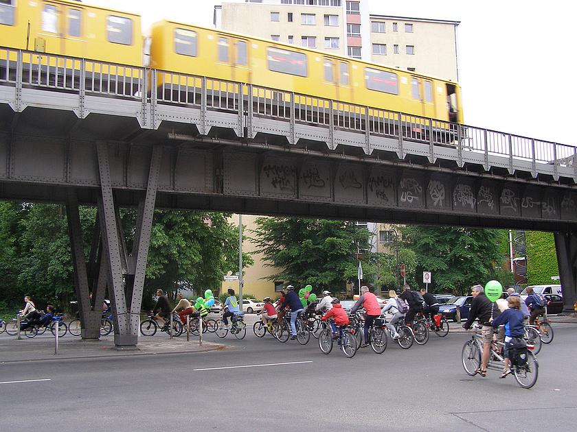 Foto: viele Fahrräder gemeinsam auf der Straße