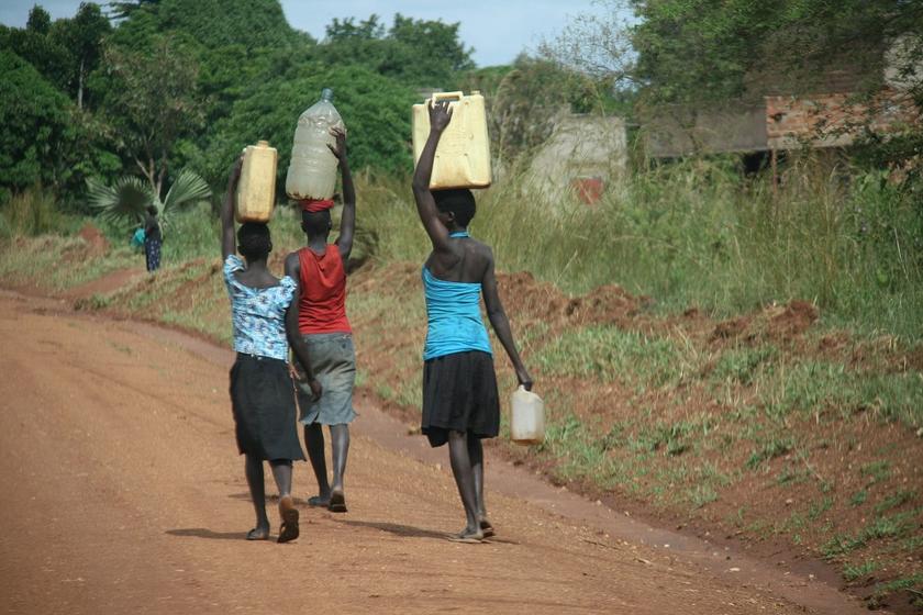 Wassertägerinnen in Afrika